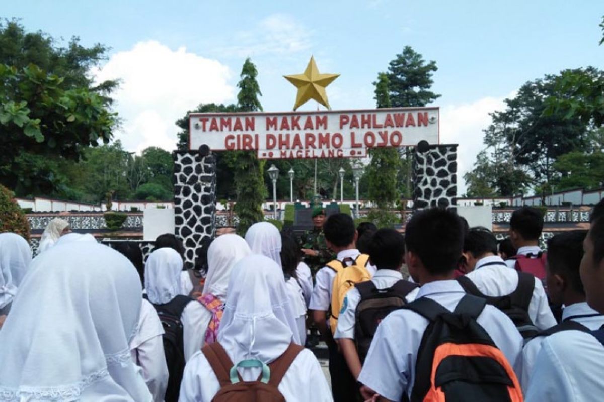Tanamkan nilai kesetiakawanan, Dinsos Kota Magelang ajak siswa ziarah ke TMP