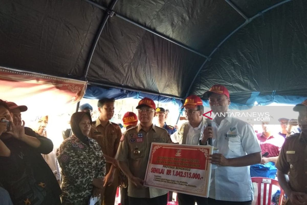 Menteri Sosial serahkan bantuan senilai Rp1 miliar untuk korban banjir Bengkulu