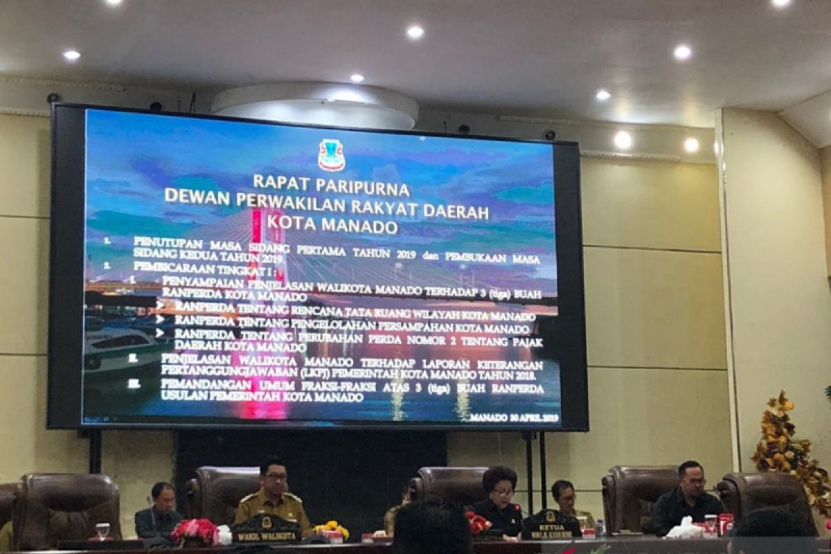 Wawali Kota Manado sampaikan LKPJ pada DPRD dalam paripurna