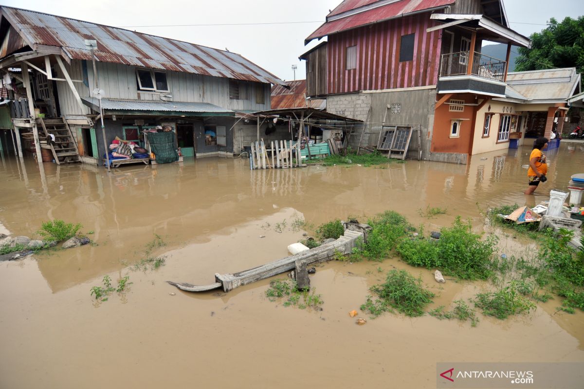 Warga bantaran Sungai Palu mulai ungsikan sementara barang penting