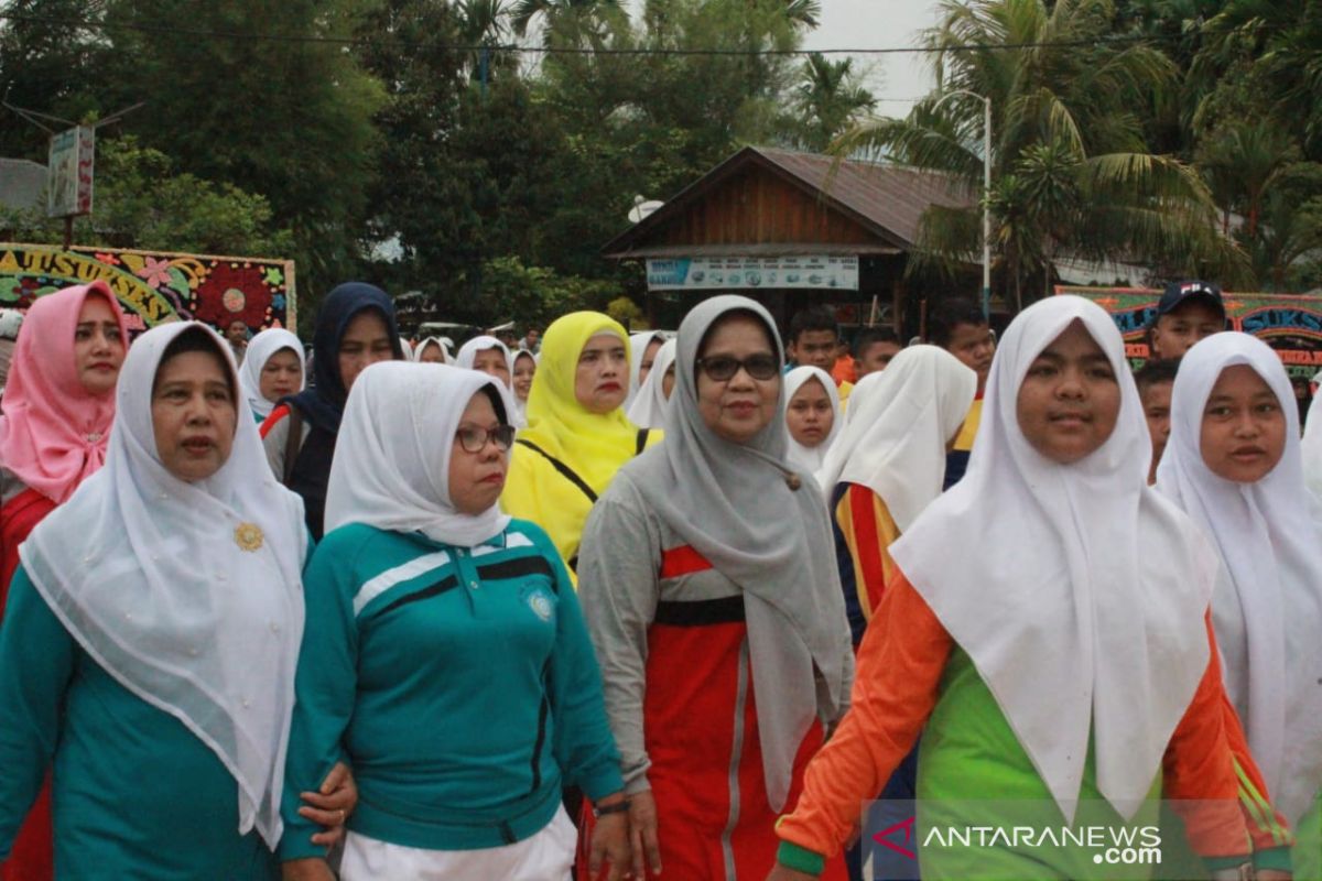 Jalan santai meriahkan peringatan hari pendidikan di Madina