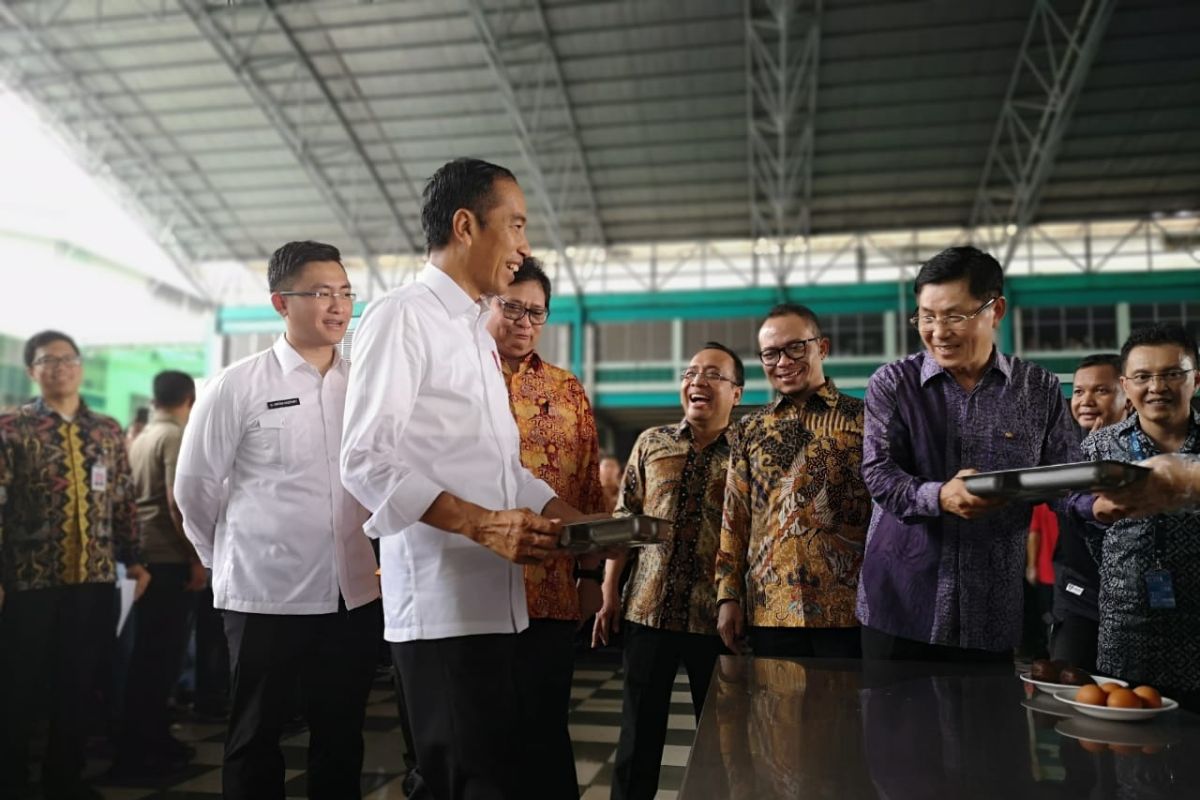 Jokowi makan siang bersama buruh di Tangerang