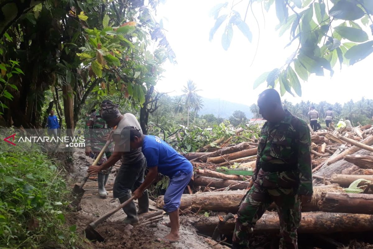 TNI dan warga bqngun alur alternatif jalan menuju Kulawi-Sigi