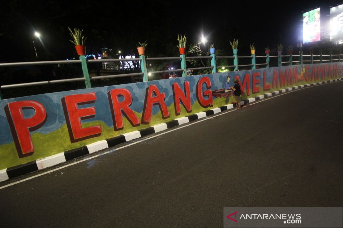 Seniman Surabaya perangi sampah lewat mural