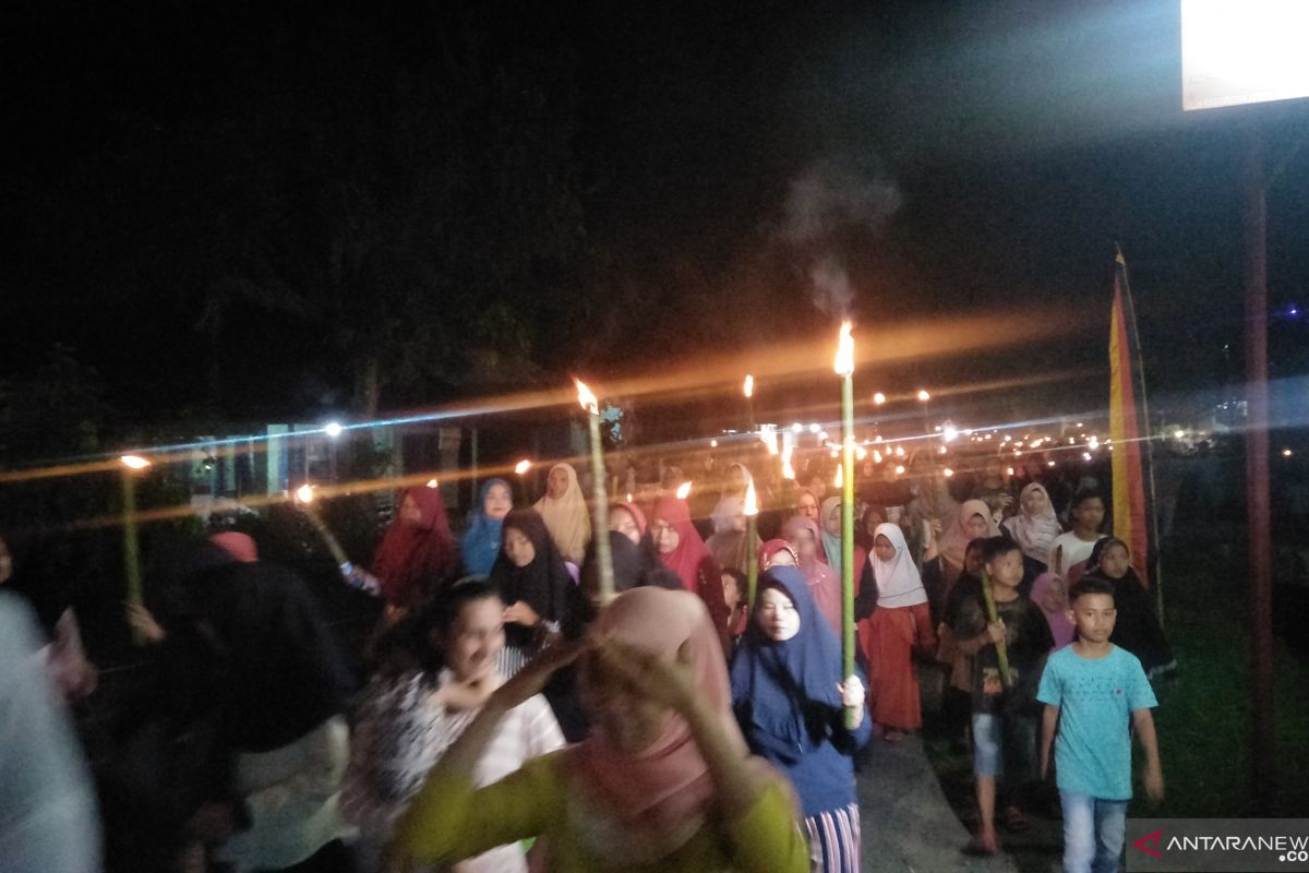 Prosesi ratik tolak bala menyambut puasa Ramadhan di Padang Pariaman