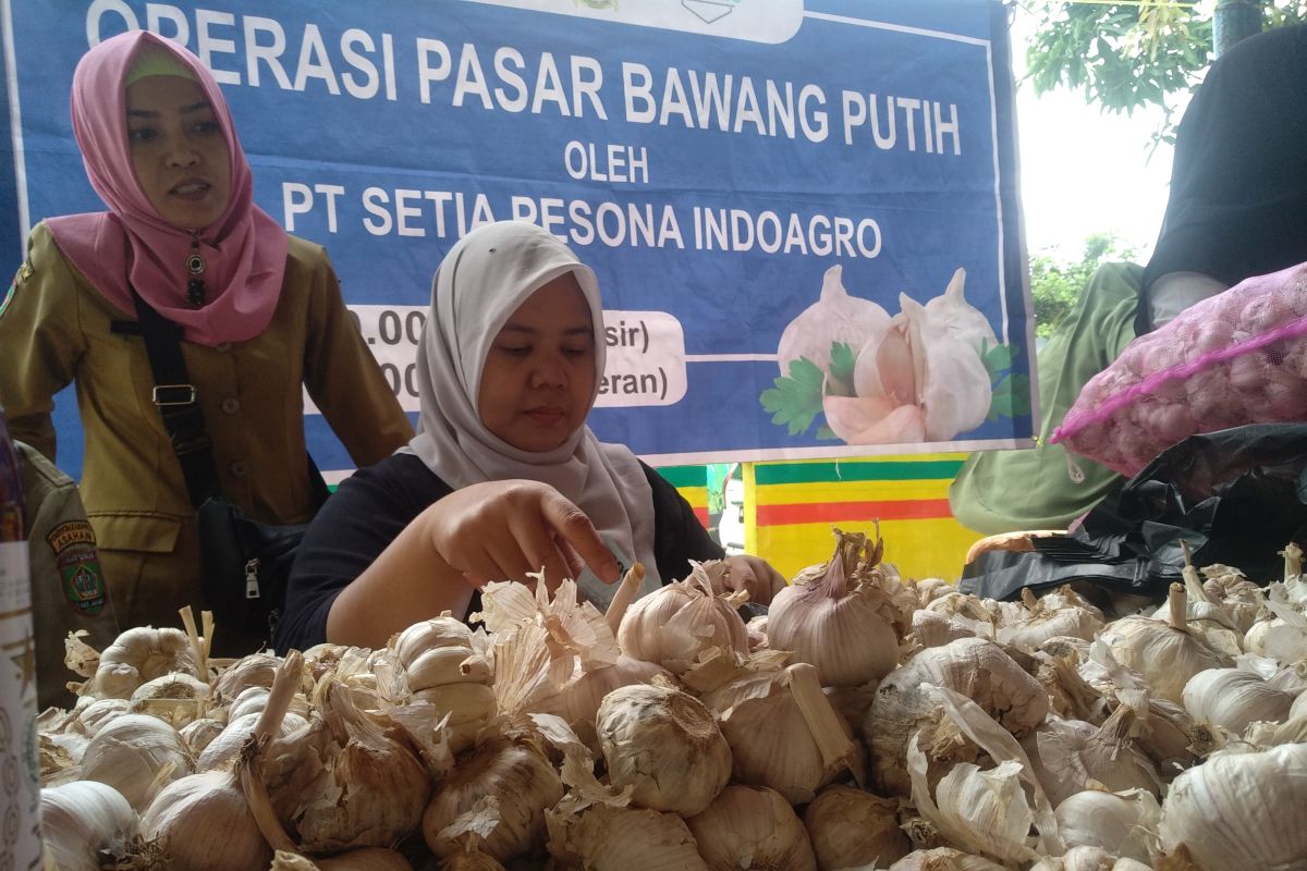 Harga murah, warga Kisaran serbu operasi pasar bawang putih