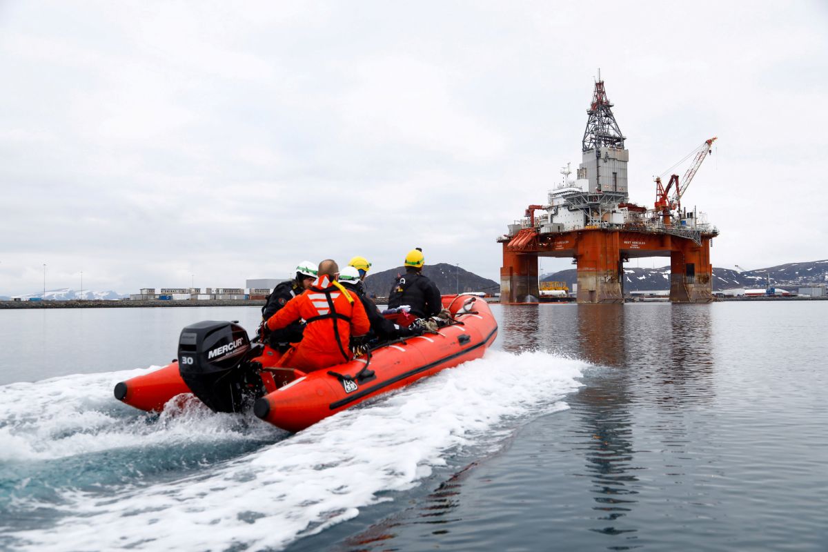 Pegiat Greenpeace menghentikan alat pengeboran BP di Laut Utara