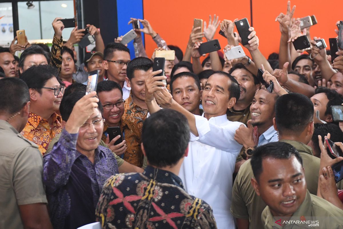 Kasus Wiranto ditusuk, Jokowi tak akan hentikan kebiasaan swafoto