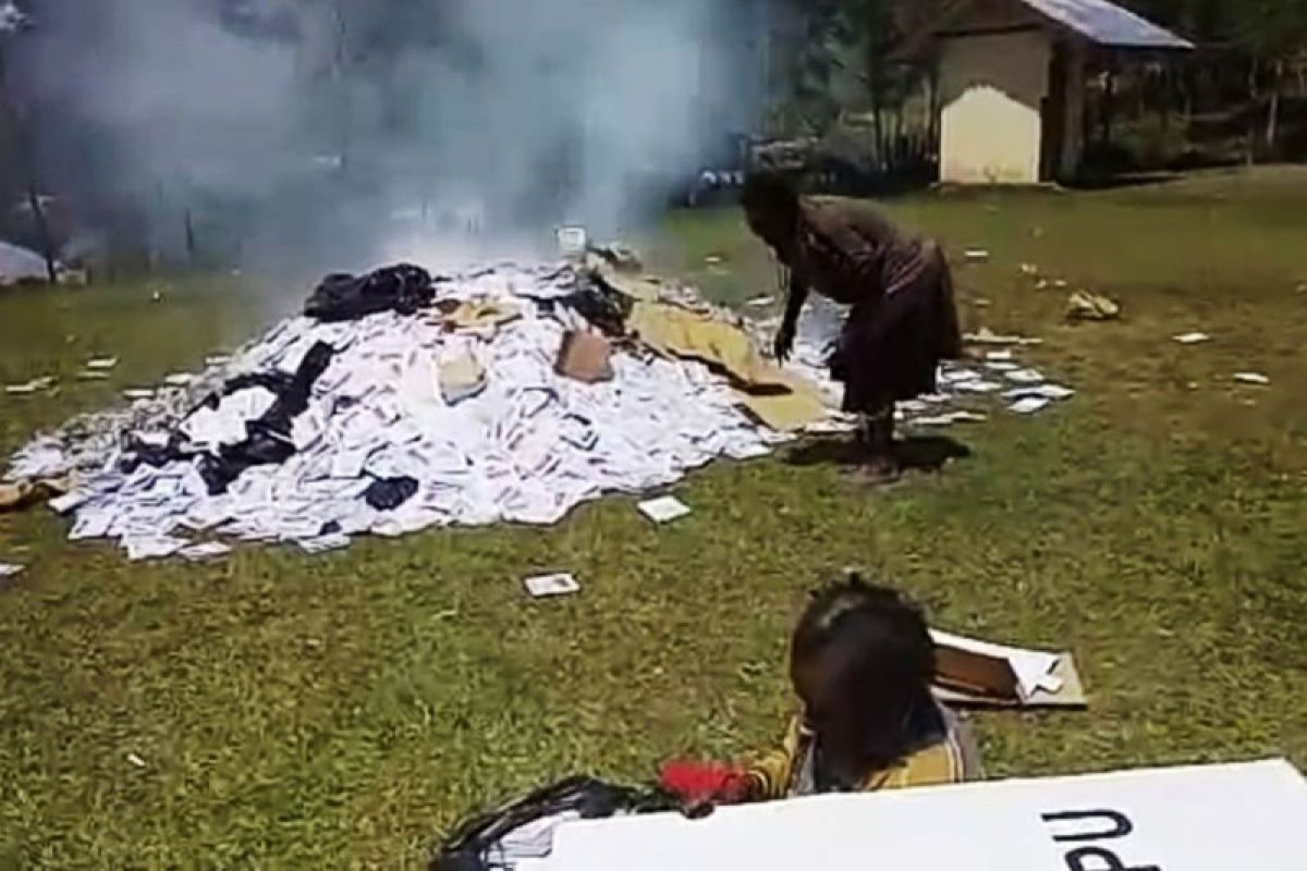 Bawaslu Papua dalami keterangan PPD dan Pandis Tingginambut terkait insiden pembakaran