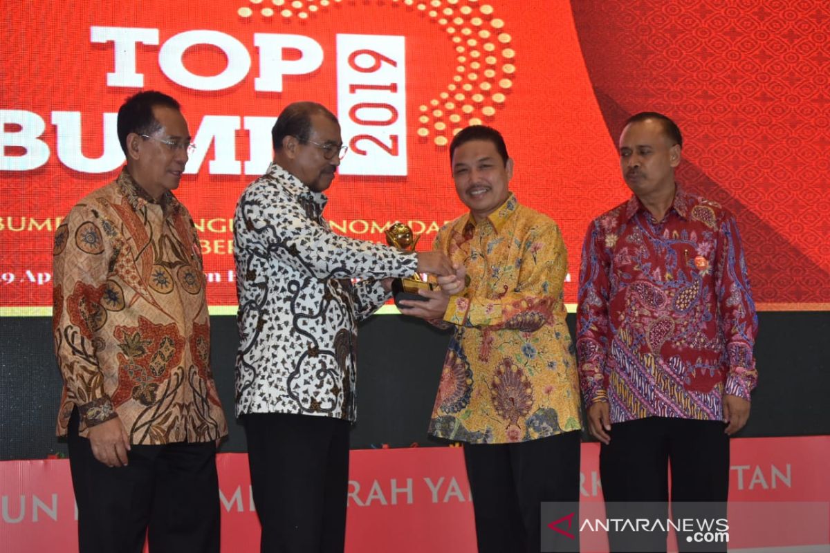 Sutarmidji raih penghargaan Top BUMD 2019