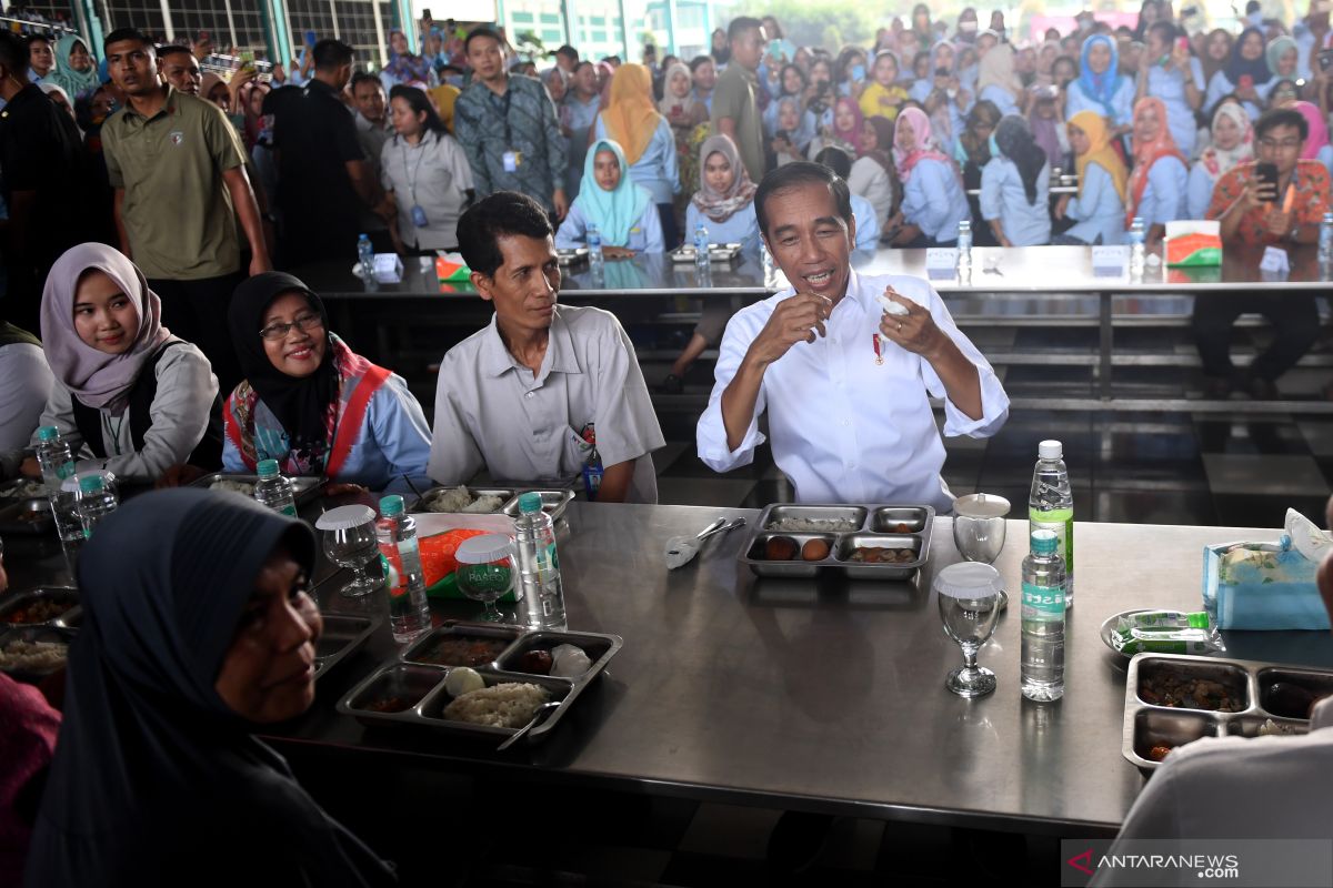 Presiden Jokowi makan siang bersama buruh di Tangerang