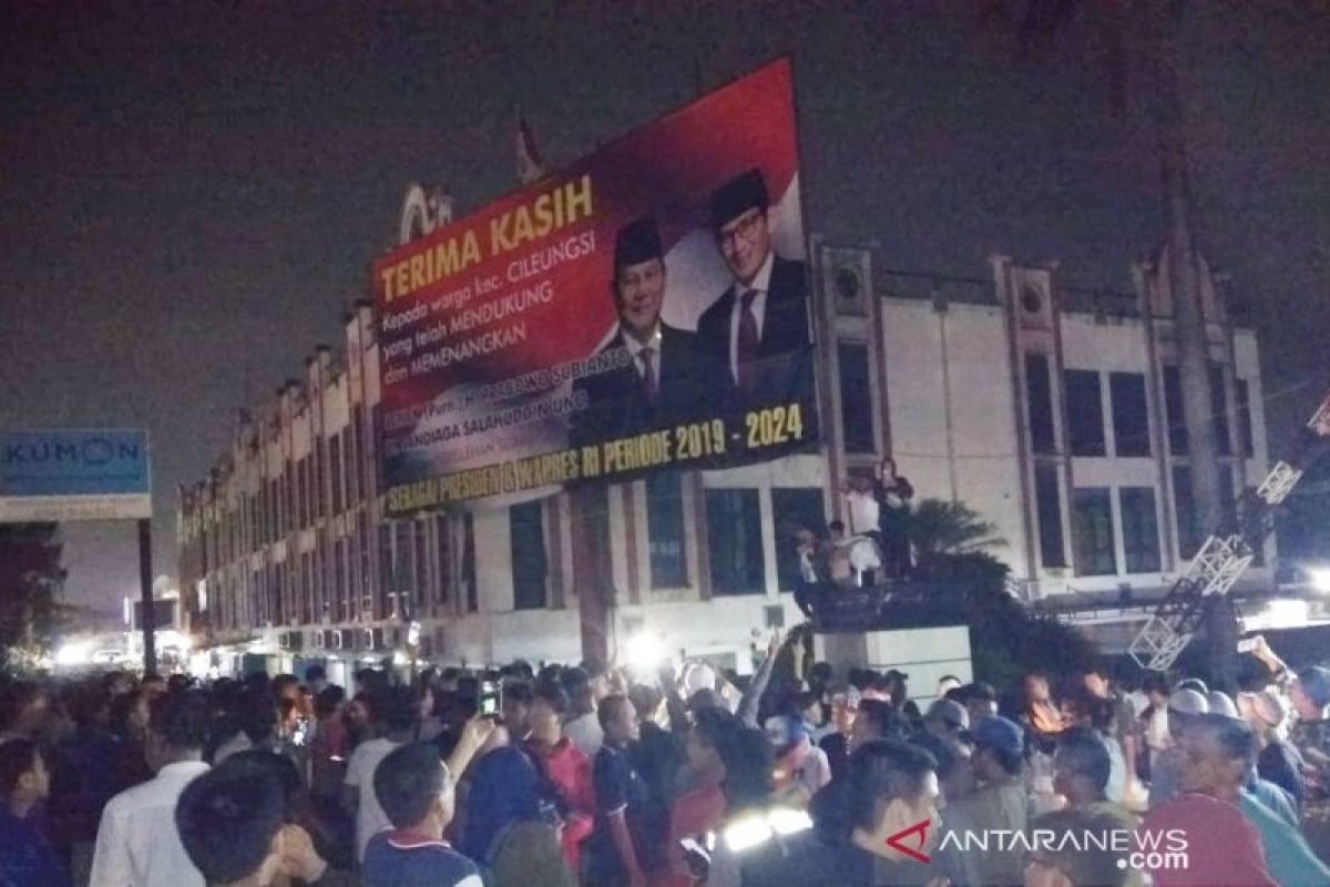 Warga bersikeras pertahankan baliho Prabowo-Sandi yang hendak diturunkan