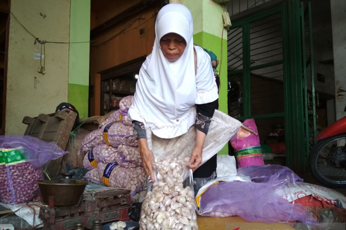 Harga meroket, bawang putih di Kudus mulai langka