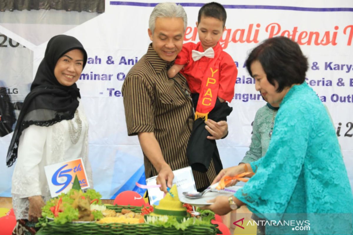 Gubernur Jateng penuhi keinginan anak tuna daksa minta digendong