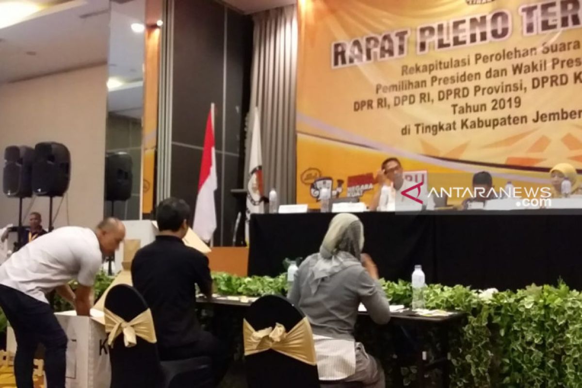 Rekap penghitungan suara "diwarnai" insiden pemukulan