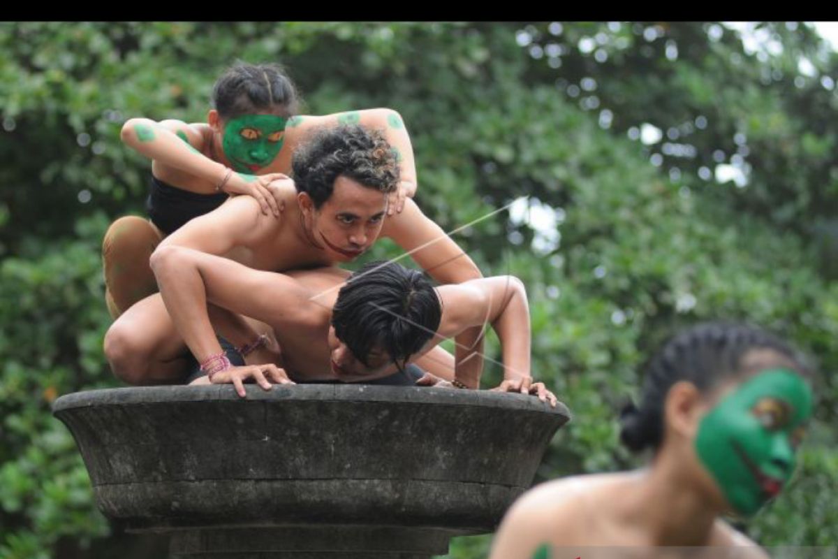 Mahasiswa pentaskan koreografi lingkungan Hari Tari Sedunia