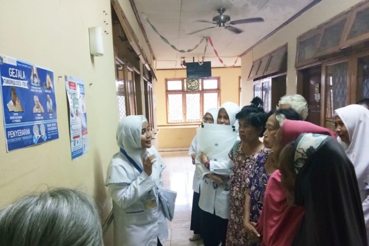 UI bantu kendalikan dan cegah penularan TB paru lansia