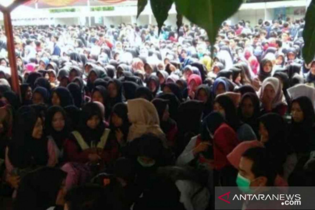 Warga lokal Bekasi minta diperhatikan  tentang kesempatan kerja