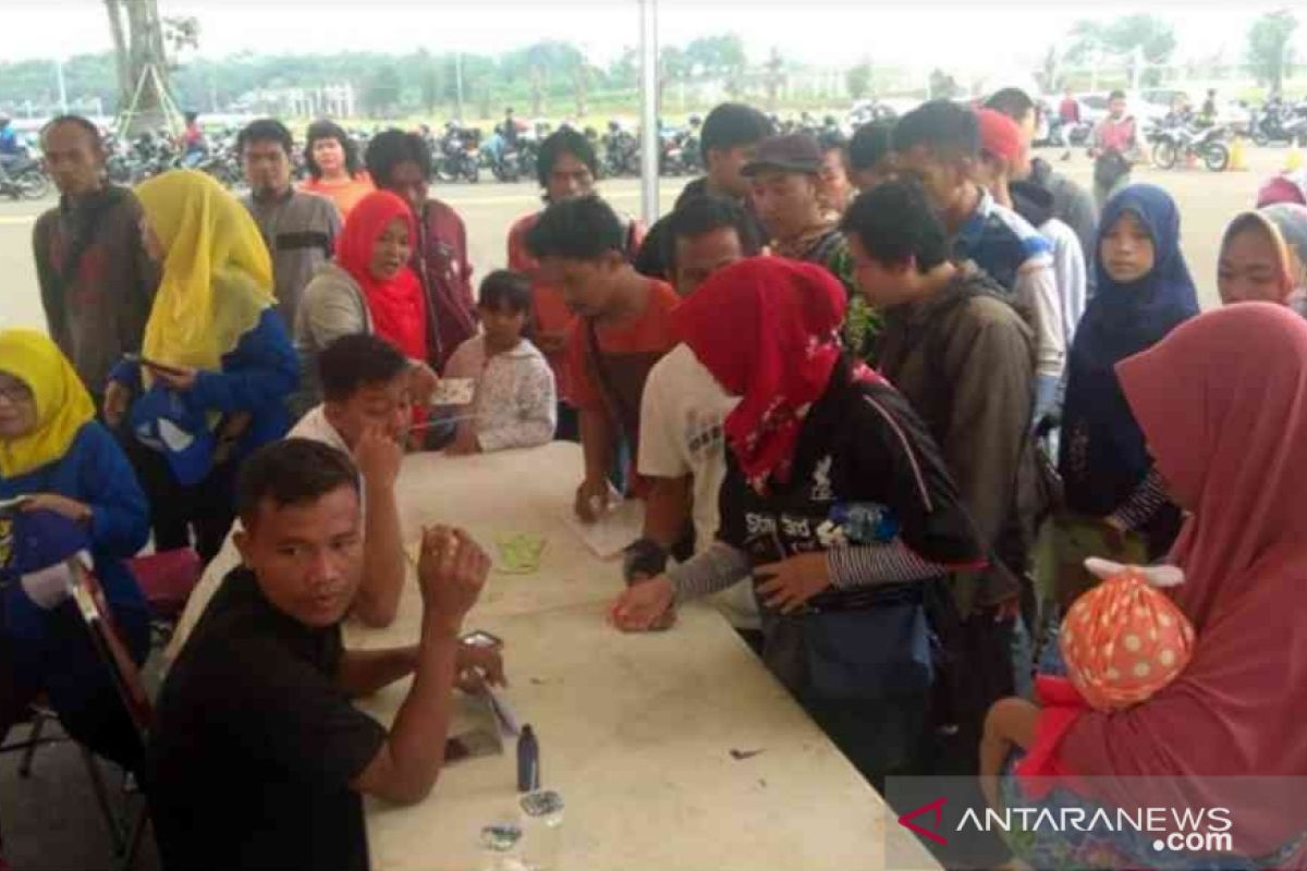 Ratusan buruh di Bekasi serbu Central Park Meikarta