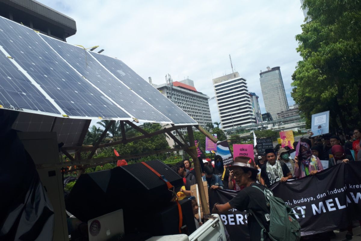 Sindikasi gunakan panel surya untuk dukung aksi Hari Buruh