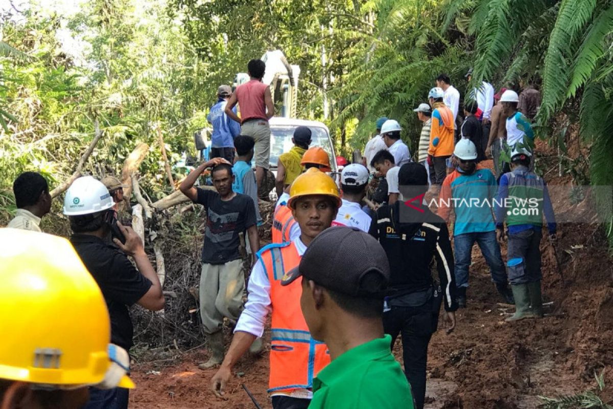 Warga bantu perbaiki kelistrikan Bengkulu usai dihantam banjir