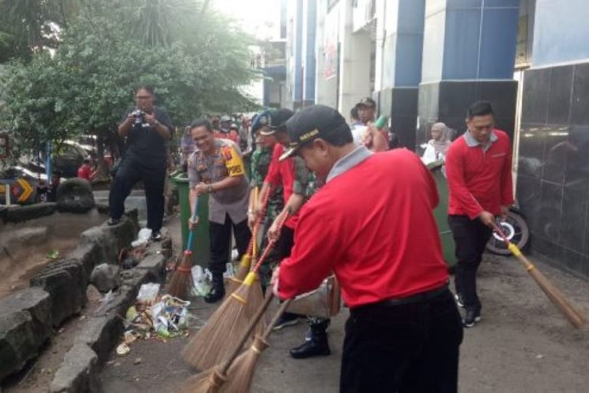 Pemkot Madiun bersihkan Pasar Besar peringati Hari Buruh
