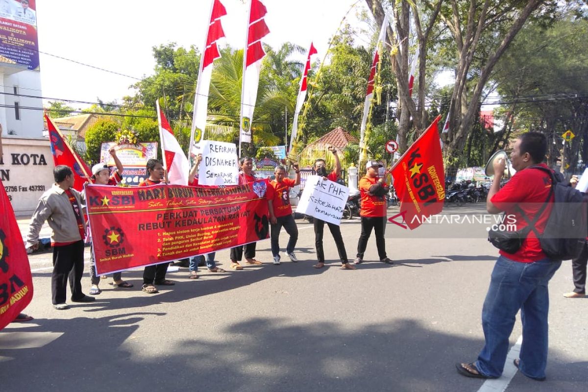 Serikat Buruh Madiun gelar aksi damai peringati 