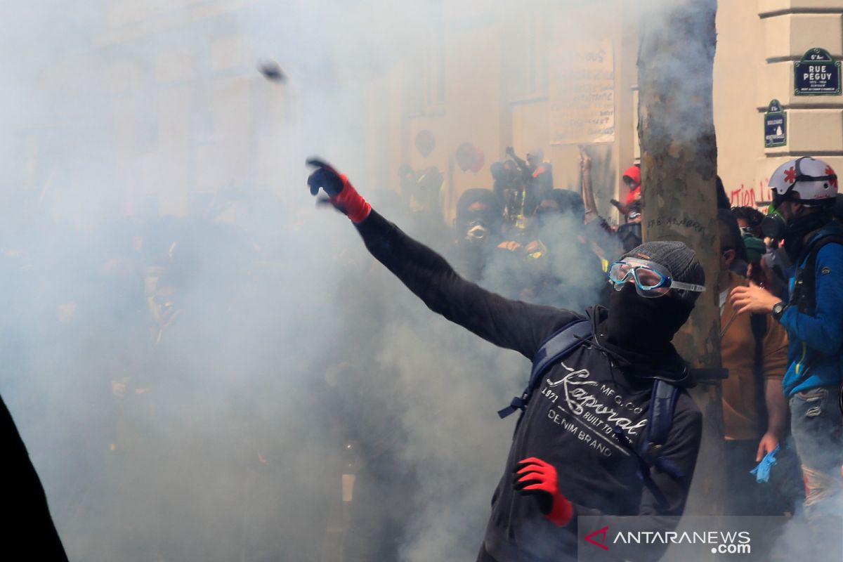 Polisi Prancis tembakkan gas air mata ke peserta aksi Hari Buruh