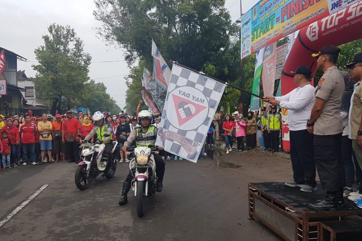 Peringatan Hari Buruh, Wawali Mojokerto berangkatkan jalan sehat