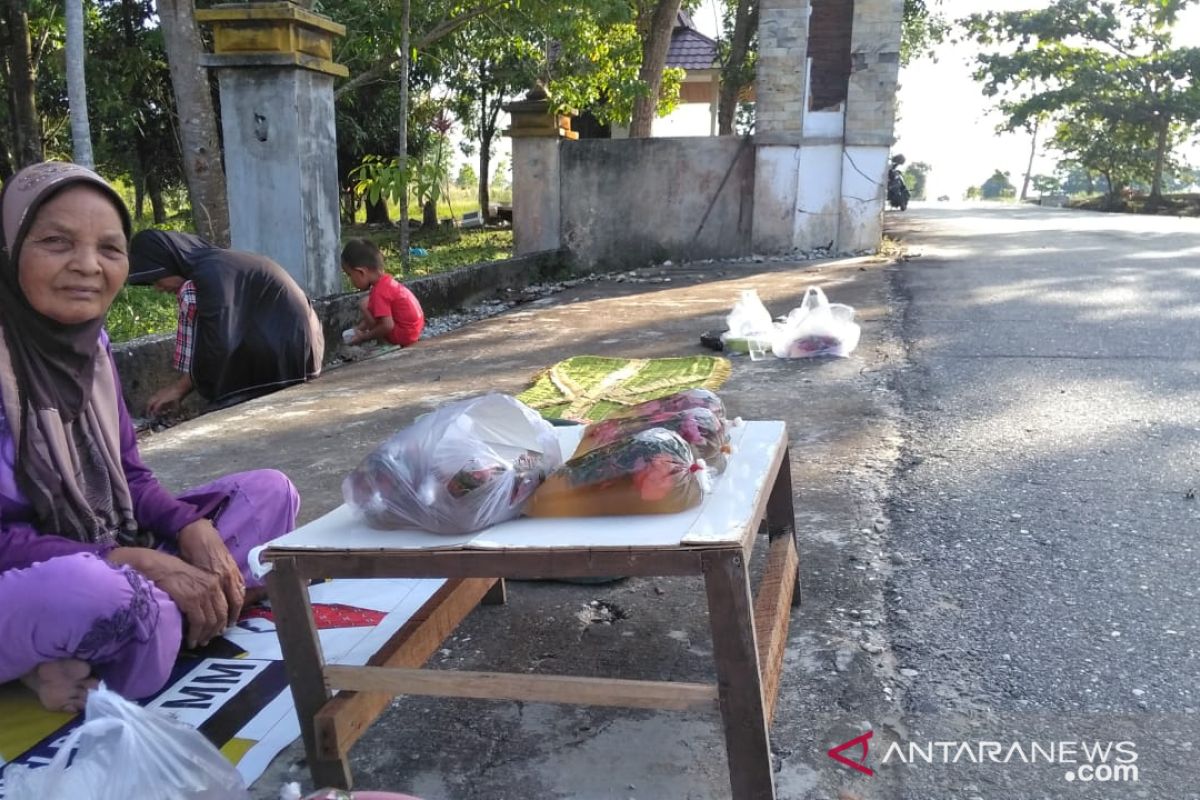 Emak-emak penjual bunga ziarah panen jelang puasa