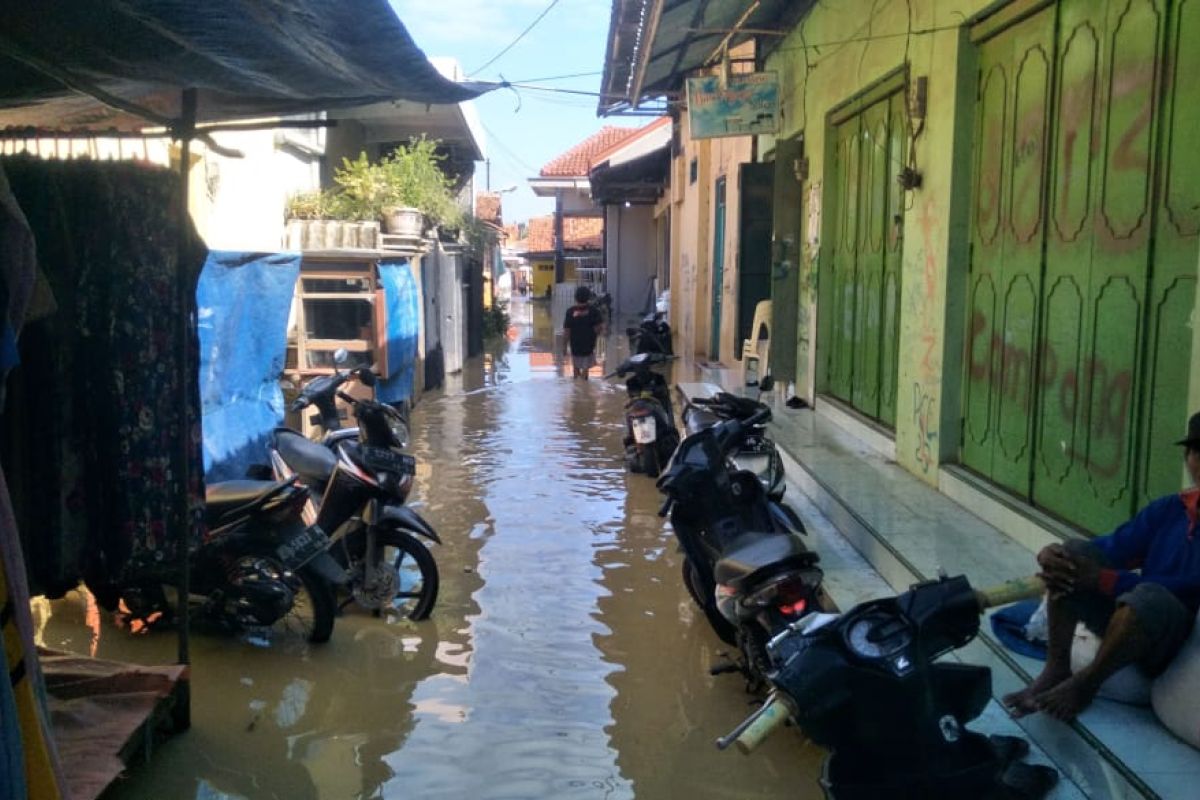 Rob memperparah banjir di Kabupaten Cirebon