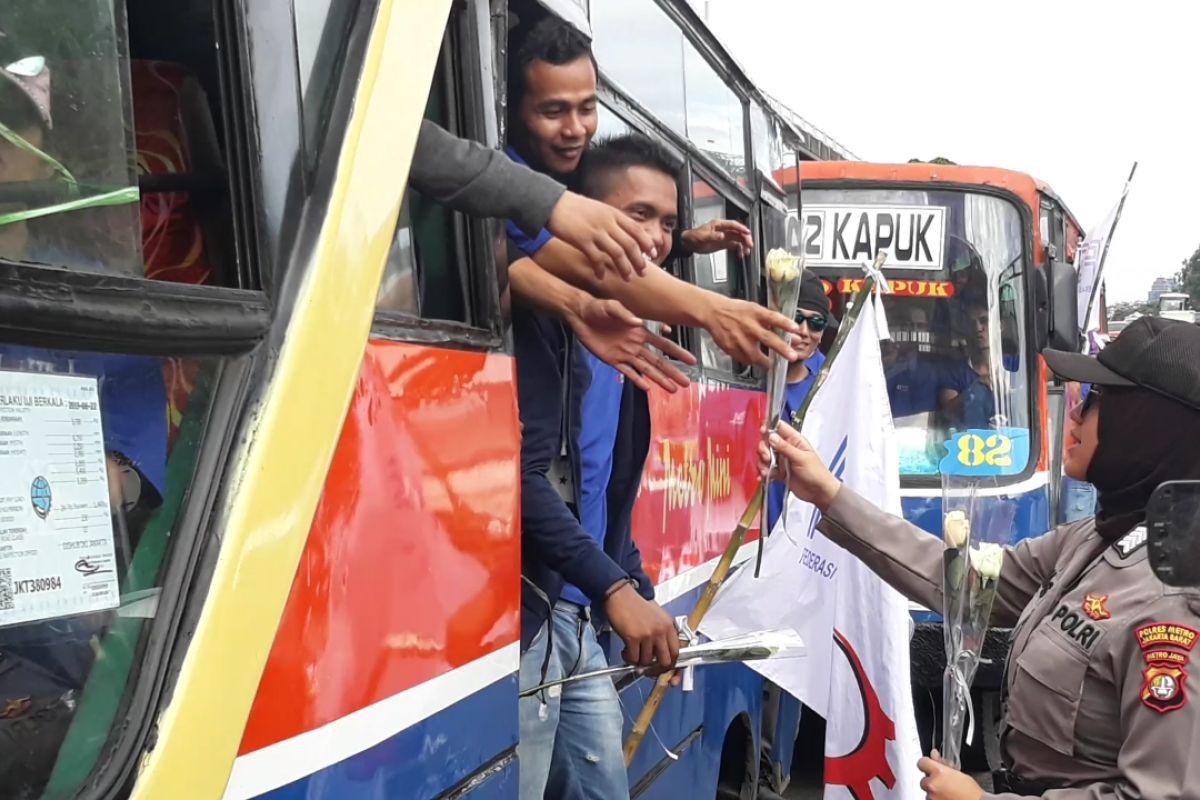 Polwan hentikan bus pengangkut buruh bagikan bunga mawar