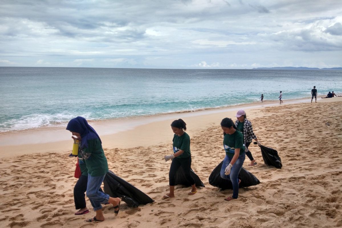 Peduli pantai, BI-GenBI bersihkan sampah plastik di Sulut