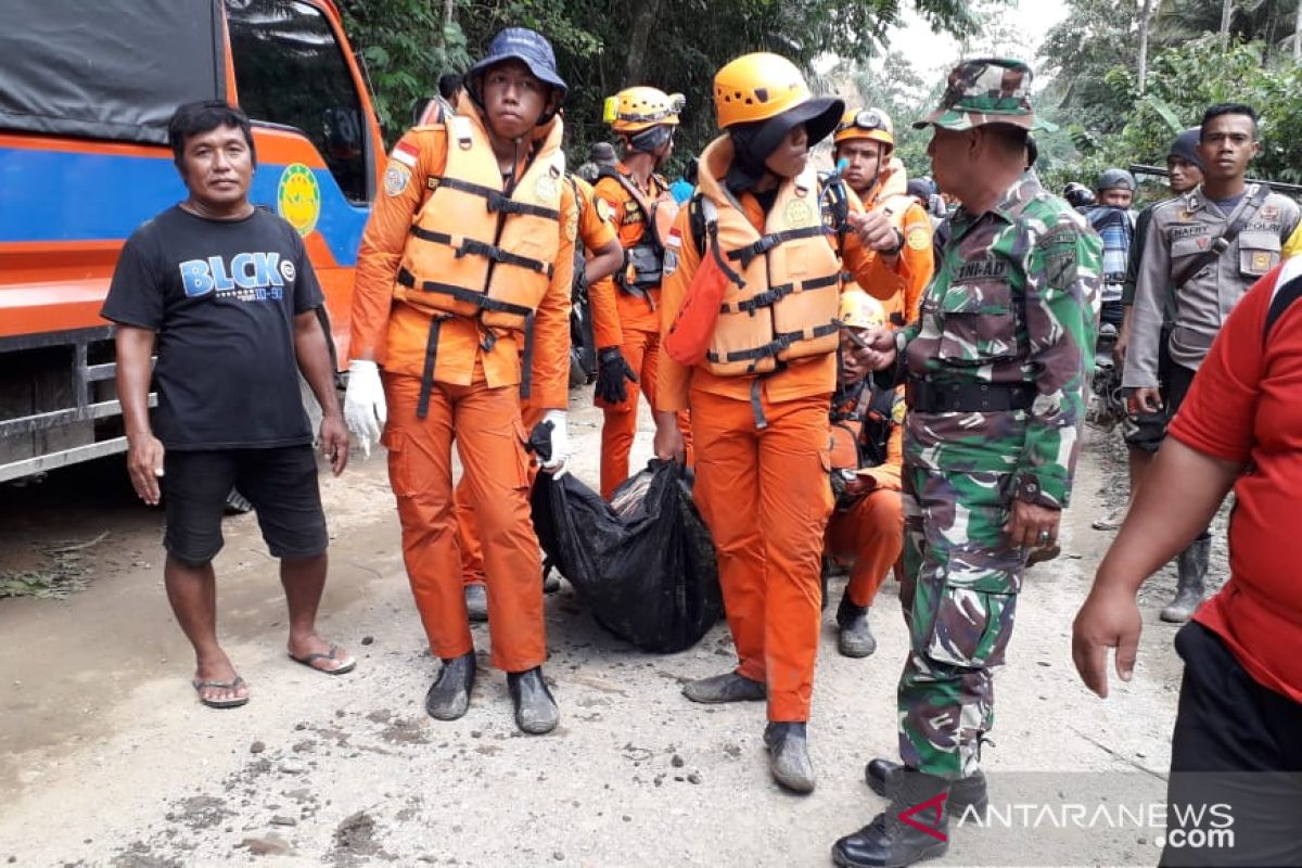 Tim SAR evakuasi korban banjir bandang Sigi