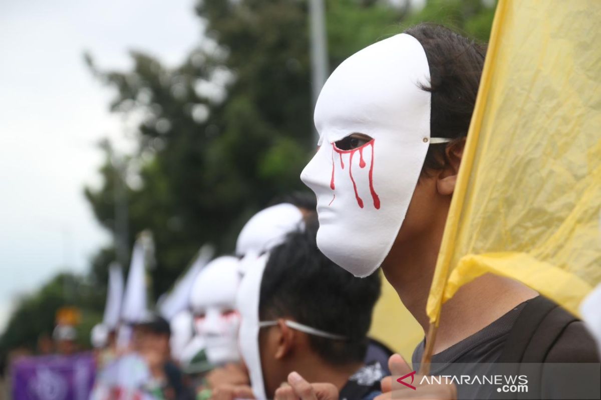 Buruh jurnalis bertopeng air mata darah lakukan peringati Hari Buruh