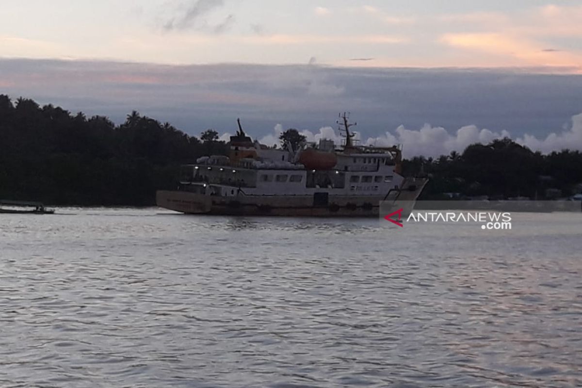 Kapal Sabuk Nusantara kandas di pesisir Pantai Ponelo Kepulauan, Gorontalo