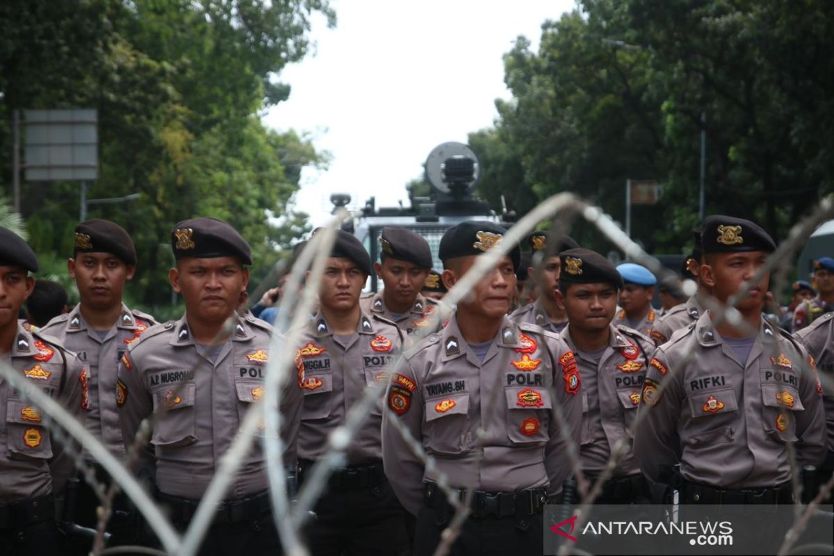 Buruh rayu polisi buka barikade untuk pawai ke Istana Presiden