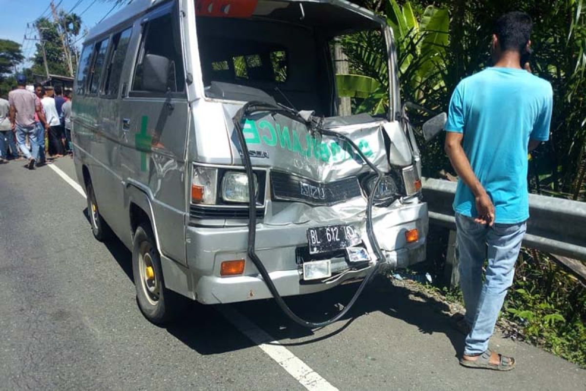 Diduga mengantuk, warga Abdya tabrak Ambulans di Aceh Barat