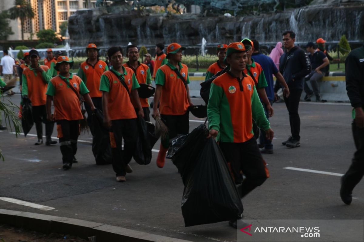 Pasukan "oranye" pungut sampah di lokasi perayaan Hari Buruh