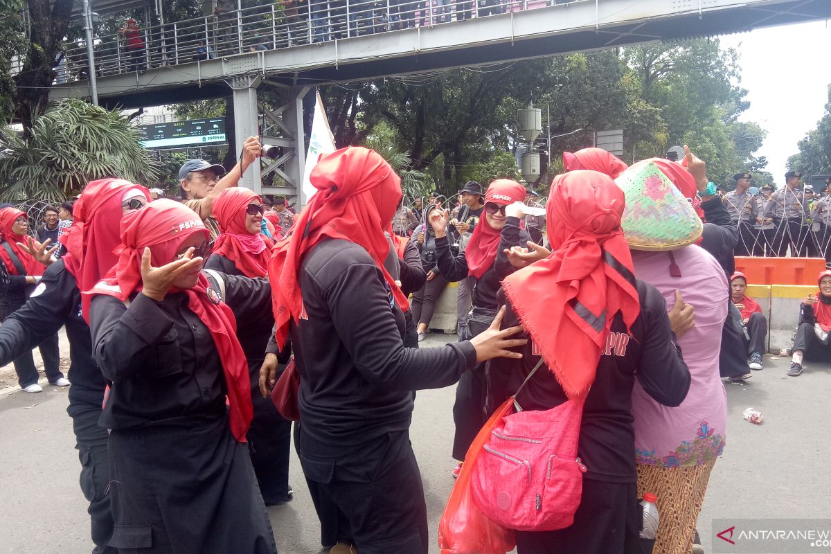 Buruh hibur diri berjoget dangdut