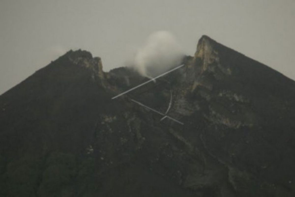 Merapi produces lava avalanches flowing 1,000 meters downslope