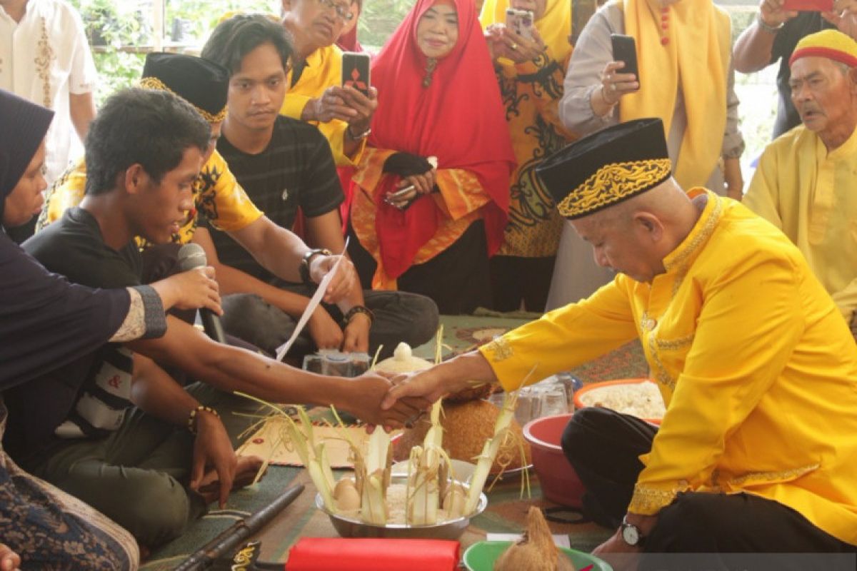 Menghina di Medsos, Seorang Pemuda di Paser  Dihukum  Adat