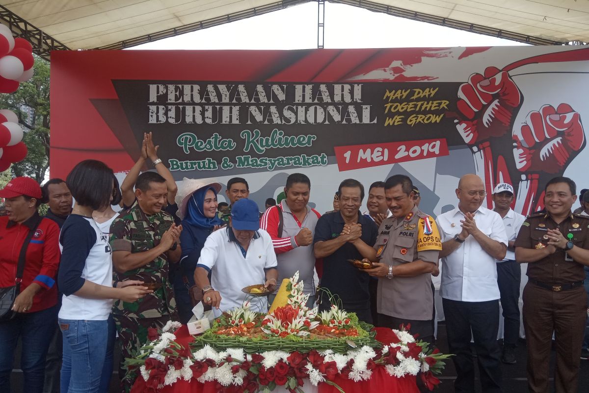 Ribuan buruh rayakan May Day di  Lapangan Merdeka Medan