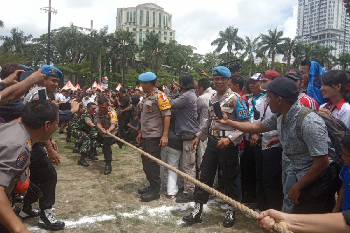 Peringati Hari Buruh, TNI-Polri lawan wartawan lomba  tarik tambang