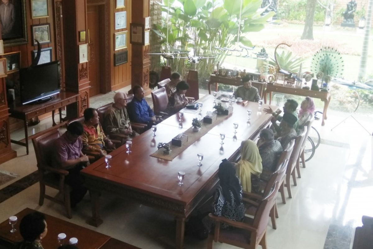 National figures discuss Indonesia's current situation with BJ Habibie