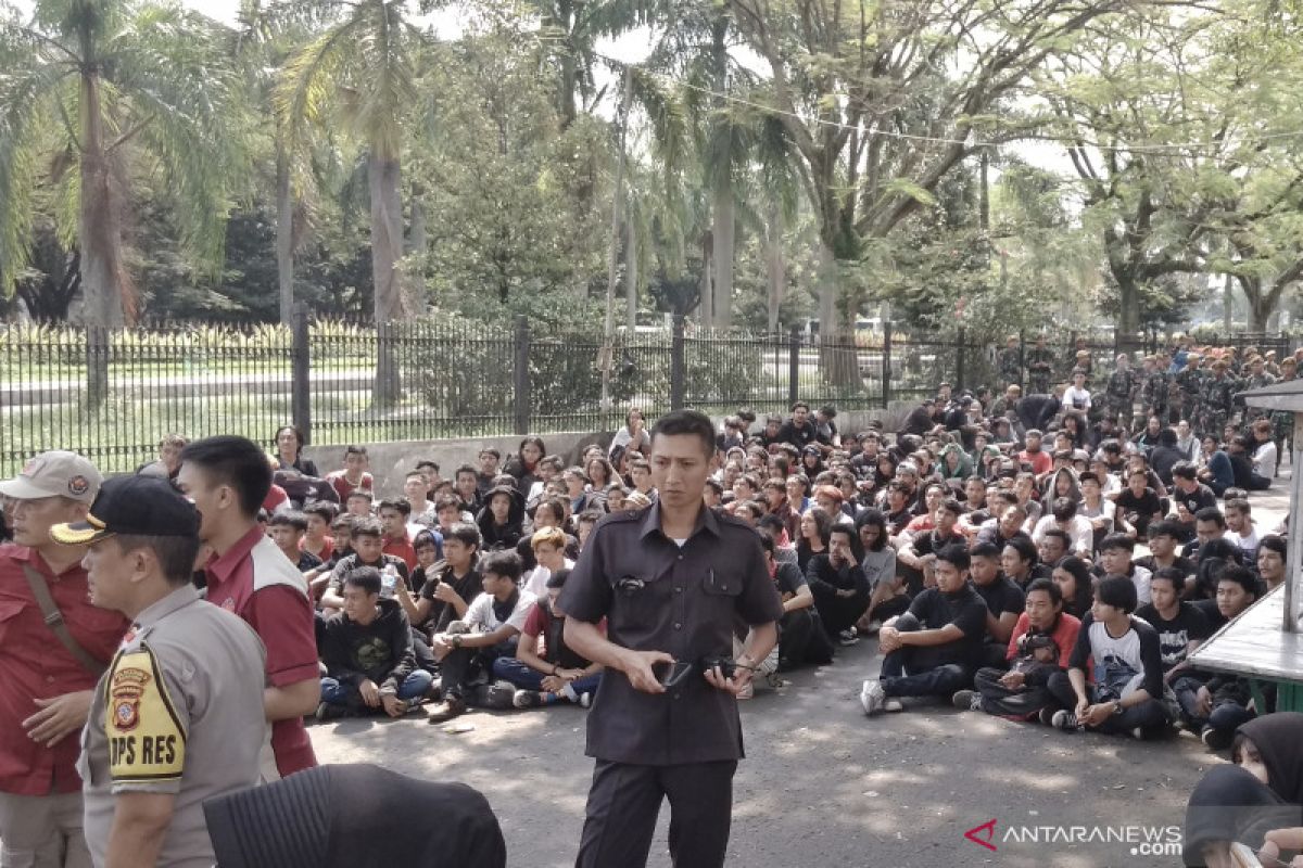 Ratusan orang tidak dikenal rusak fasilitas publik di Bandung