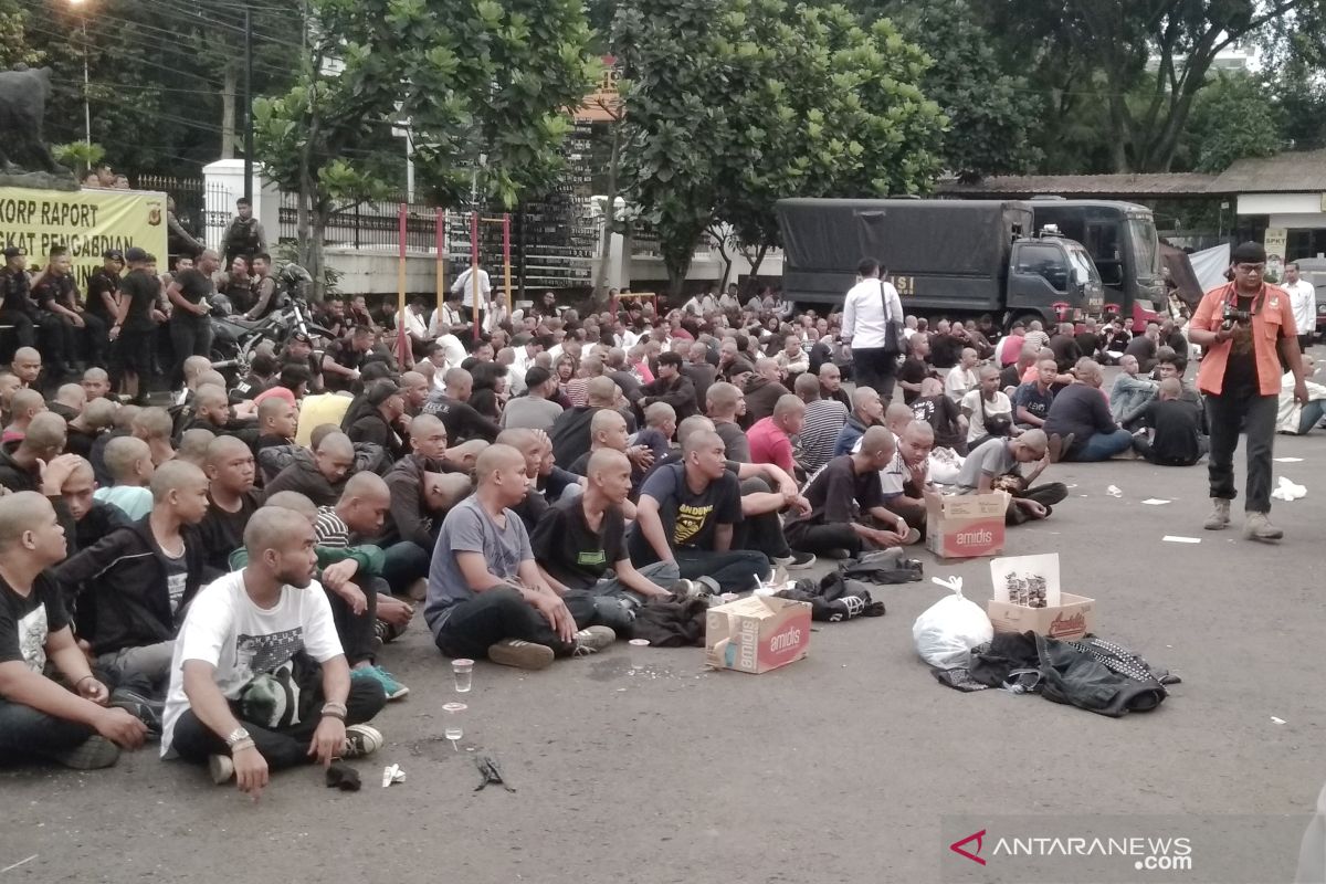 Polrestabes Bandung gunduli  ratusan remaja yang melakukan vandalisme