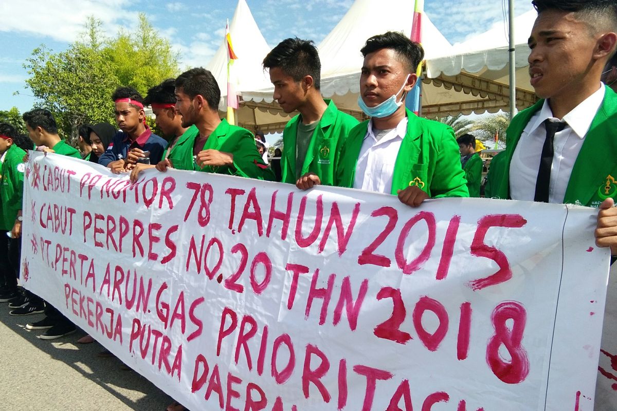 Mahasiswa tuntut kesejahteraan buruh di  Aceh