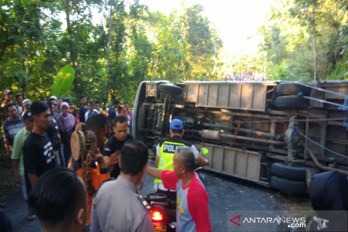 Bus pariwisata terguling di Gunung Kidul  menyebakan seorang meninggal