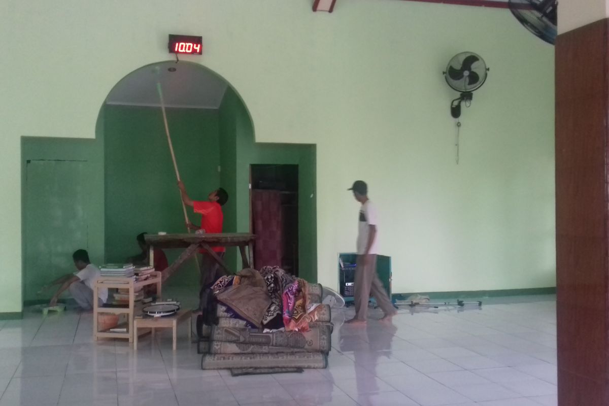 Warga Ternate kerja bakti di masjid sambut Bulan Suci Ramadhan